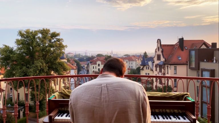 Martin Kohlstedt performt seine neue Single „PAN“ live auf seinem Balkon in Weimar bei Sonnenaufgang