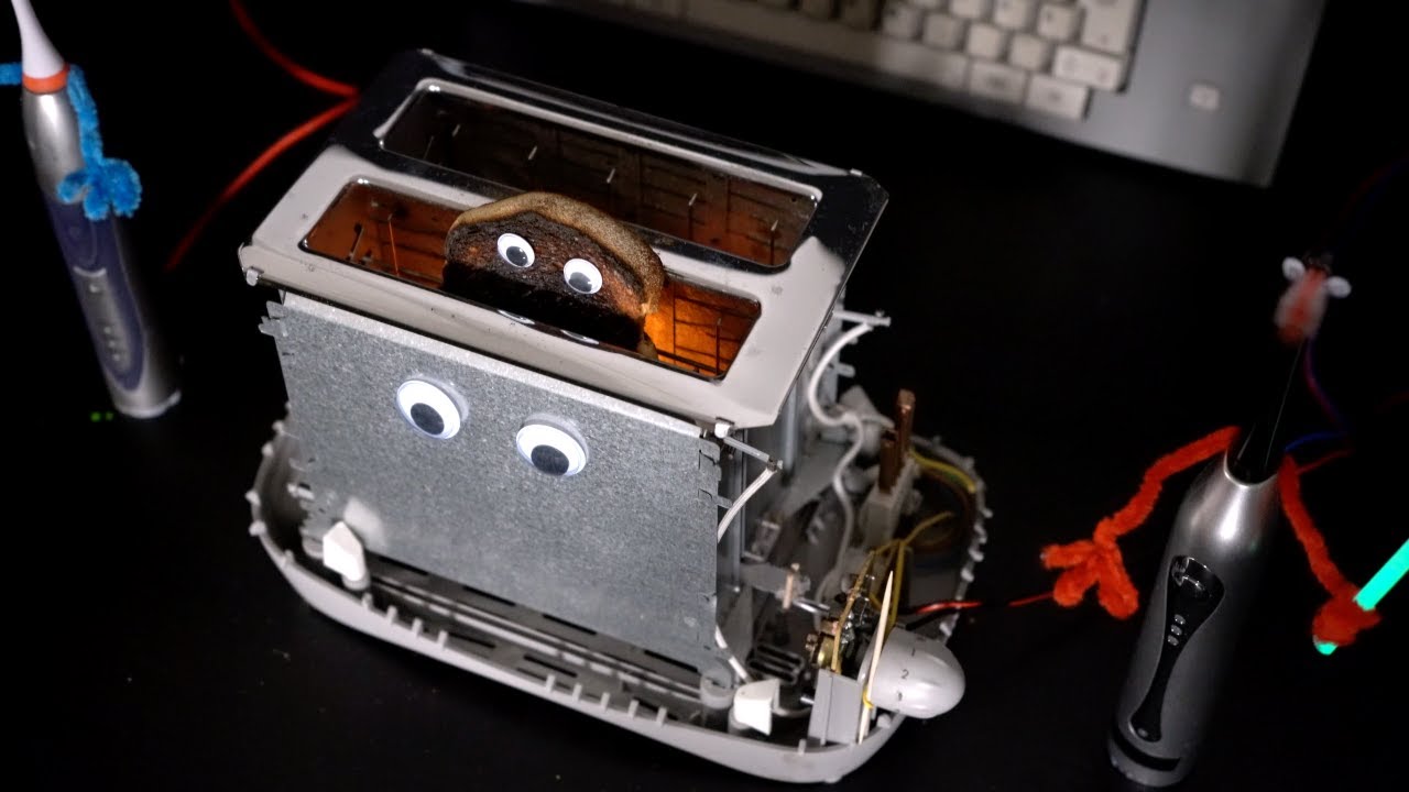 Das Device Orchestra spielt den „Imperial March“ auf einem Toaster