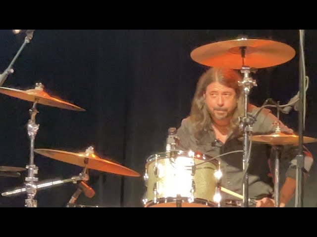 Dave Grohl trommelt Nirvanas „Smells Like Teen Spirit“ beim „The Storyteller“ Live Event in NYC 2021