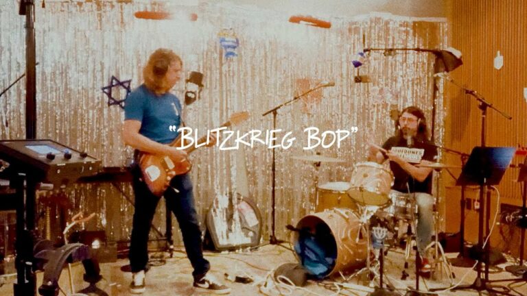 Greg Kurstin x Dave Grohl covern „Blitzkrieg Bop“ von den Ramones