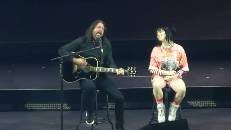 Dave Grohl und Billie Eilish performen gemeinsam „My Hero“